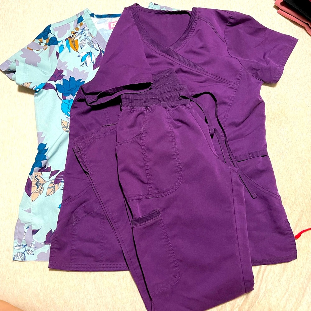 Scrub set 2 tops 1 bottom! XS